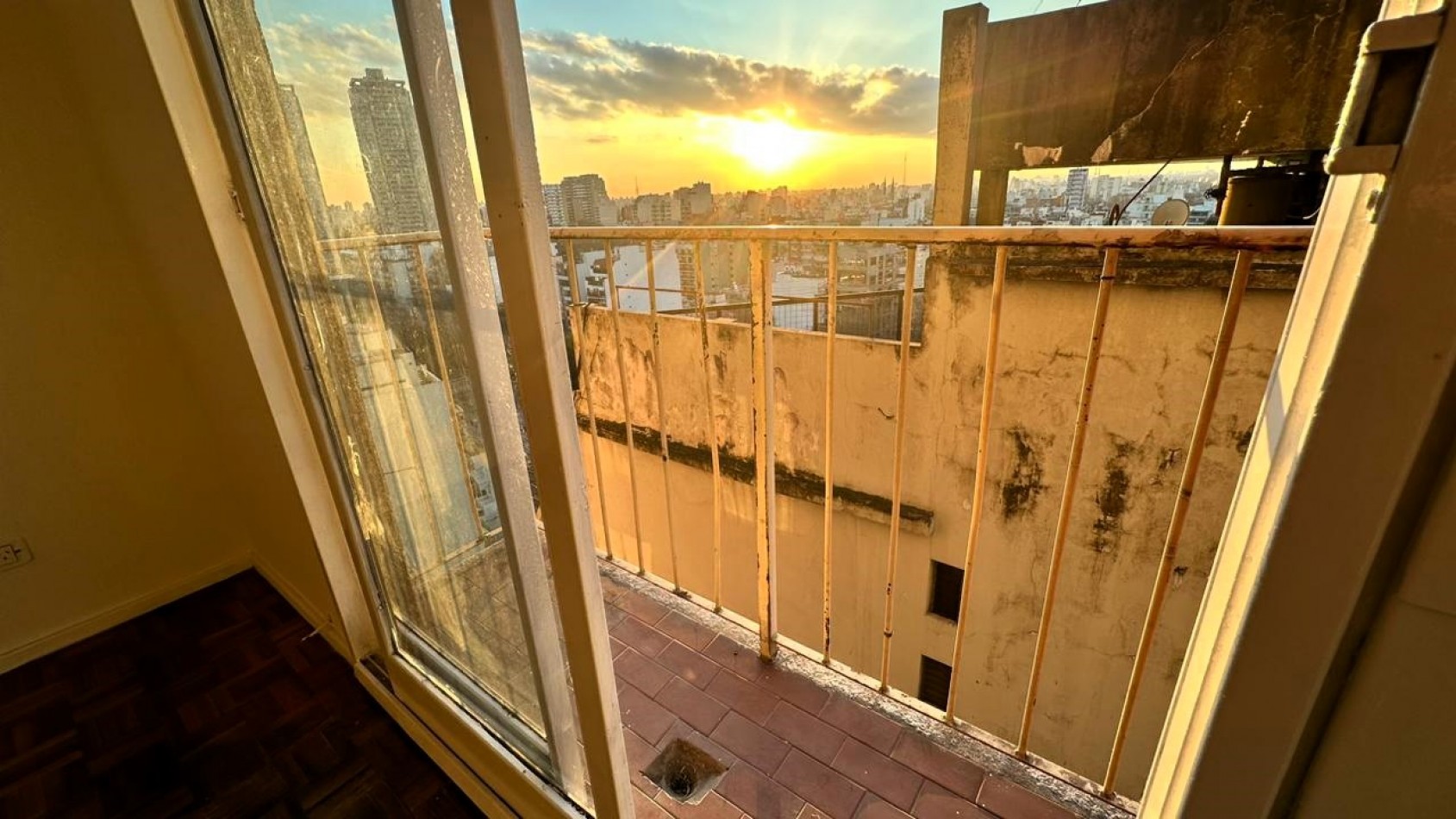 Departamento dos ambientes con balcon. EXCELENTE UBICACION! Ideal inversion!!!