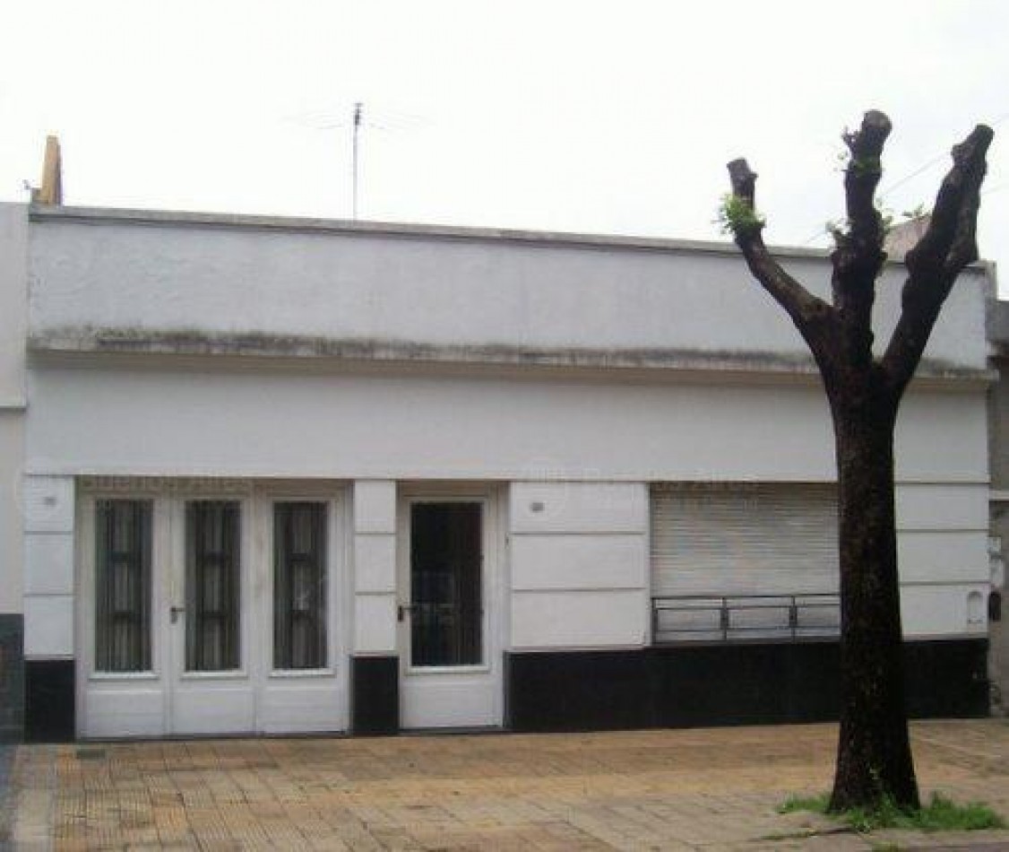 Casa 3 ambientes con dependencia , cochera, patio y terraza en lote propio de 8.66 x 24