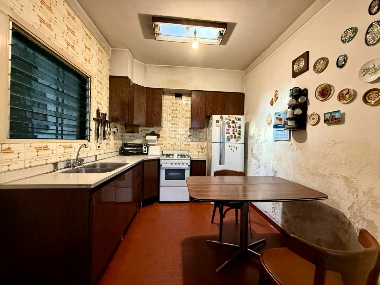 Casa 3 ambientes con dependencia , cochera, patio y terraza en lote propio de 8.66 x 24