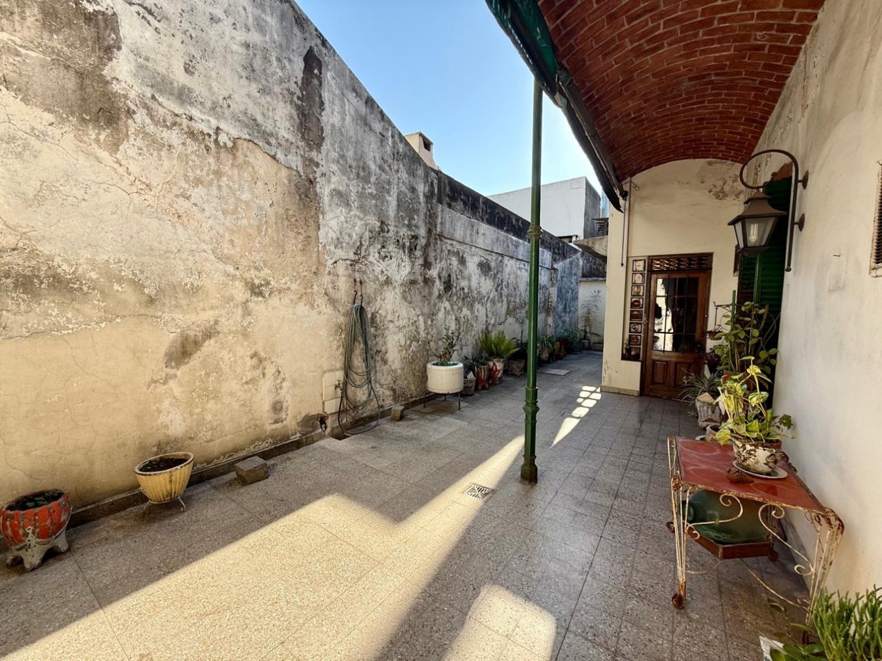 Casa 3 ambientes con dependencia , cochera, patio y terraza en lote propio de 8.66 x 24