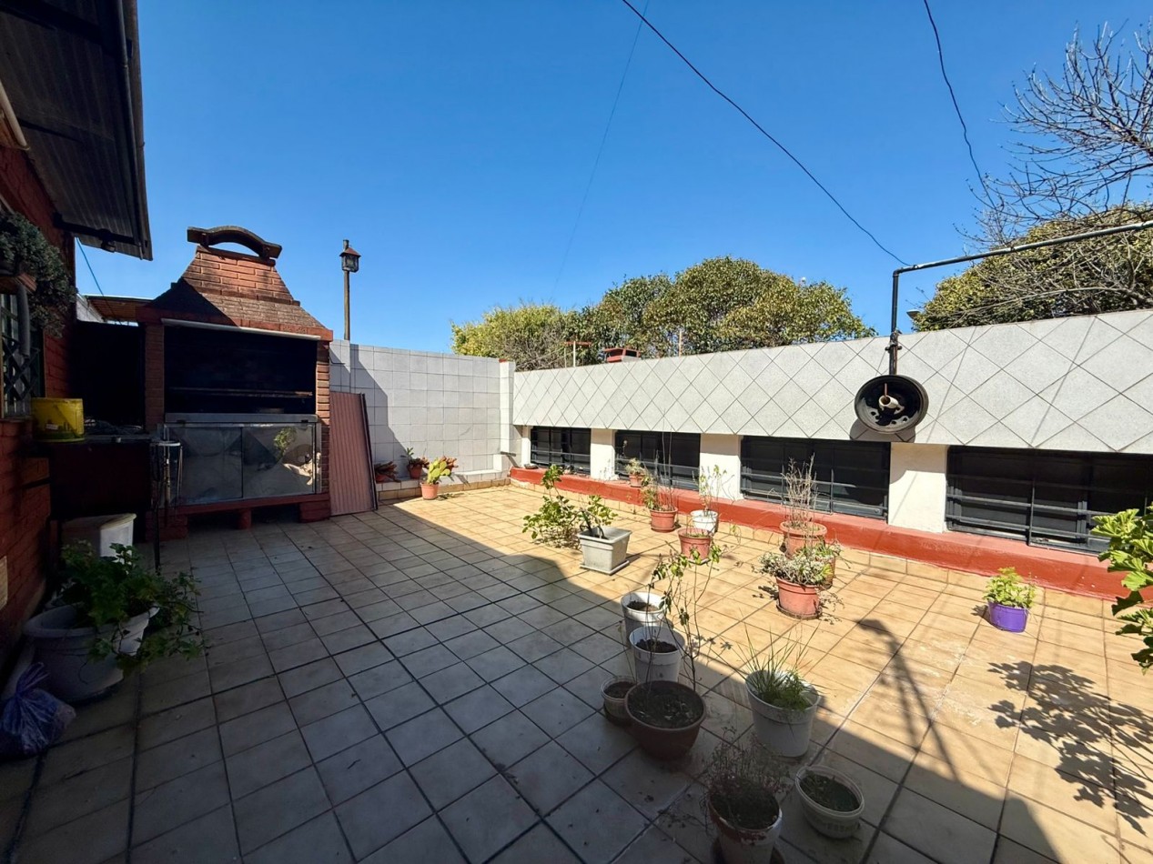 Casa 4 ambientes en lote propio con garaje quincho y terraza