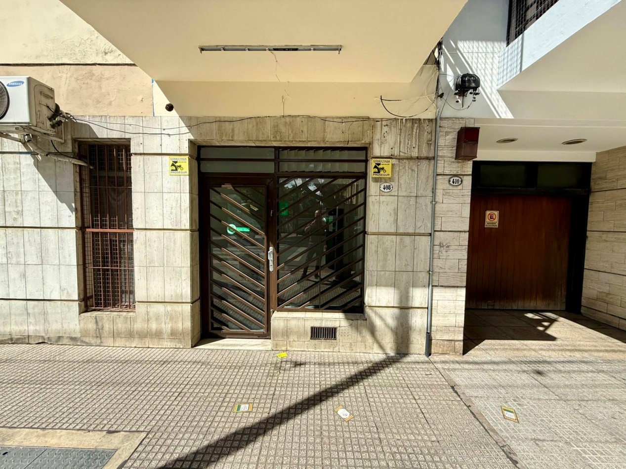 Excelente local con sotano. No apto gastronomia
