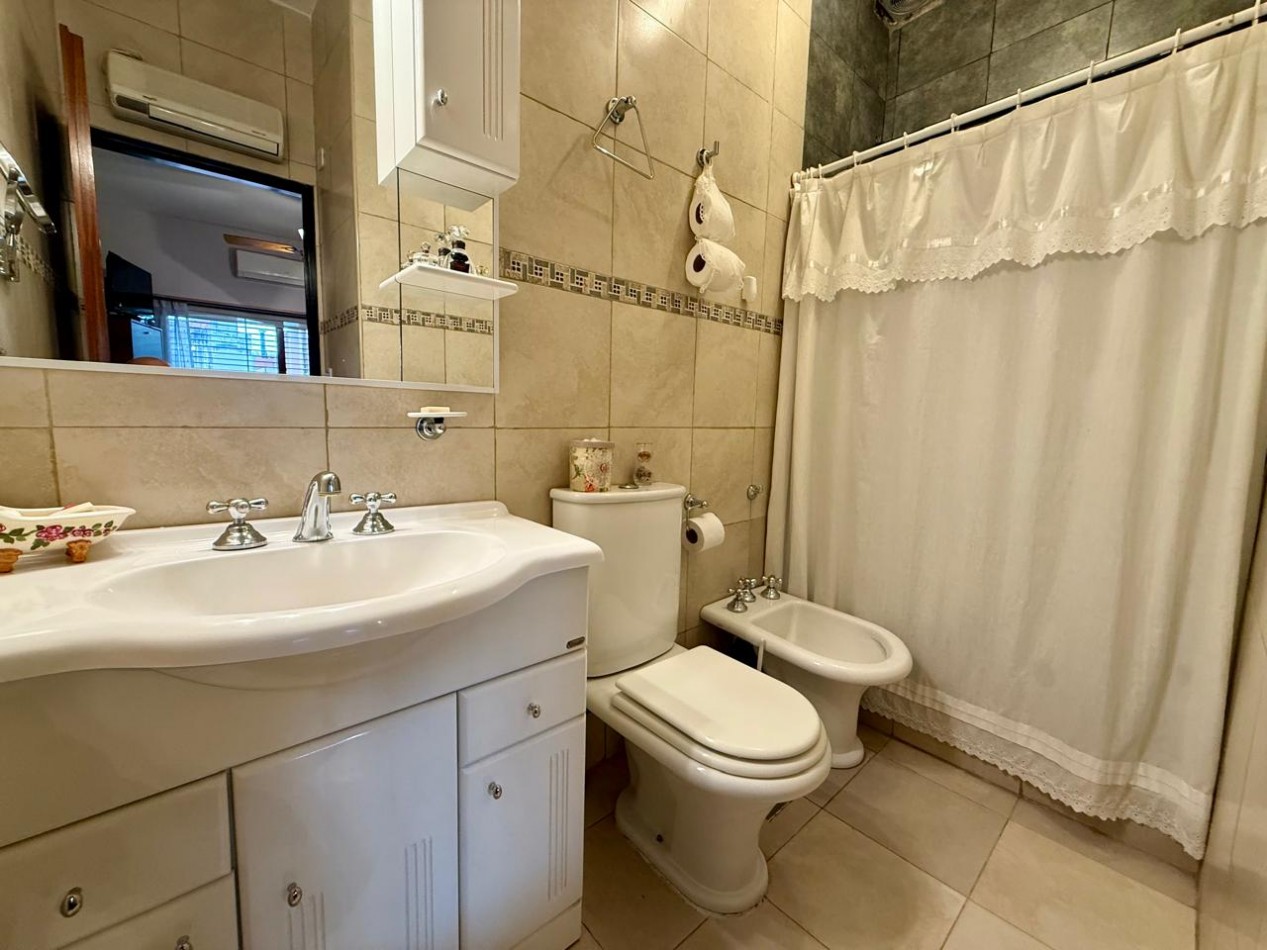 Impecable Casa 4 amb. en 1°P con 2 cocheras y terraza propia. APTO CREDITO!!!
