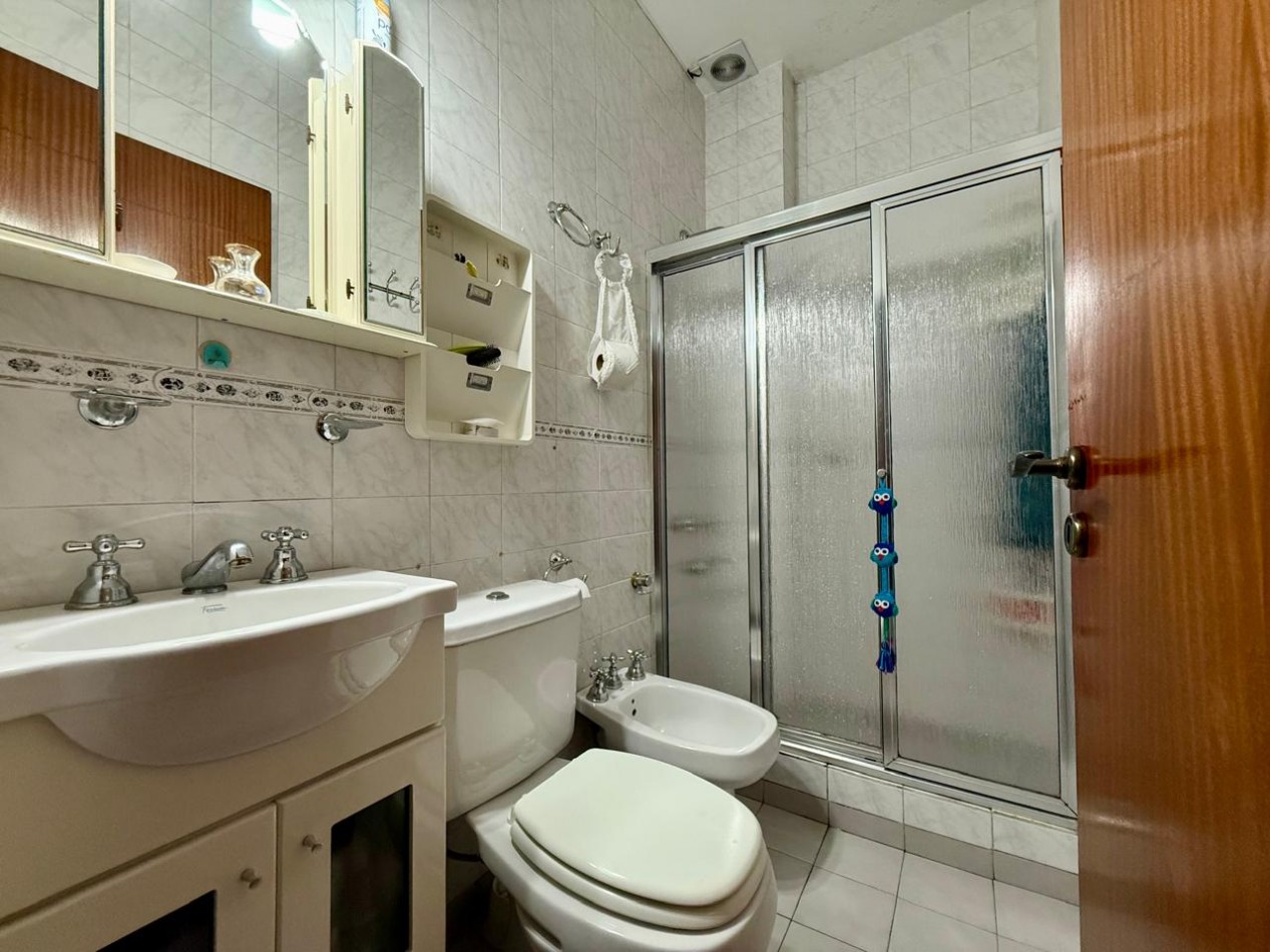 Impecable Casa 4 amb. en 1°P con 2 cocheras y terraza propia. APTO CREDITO!!!